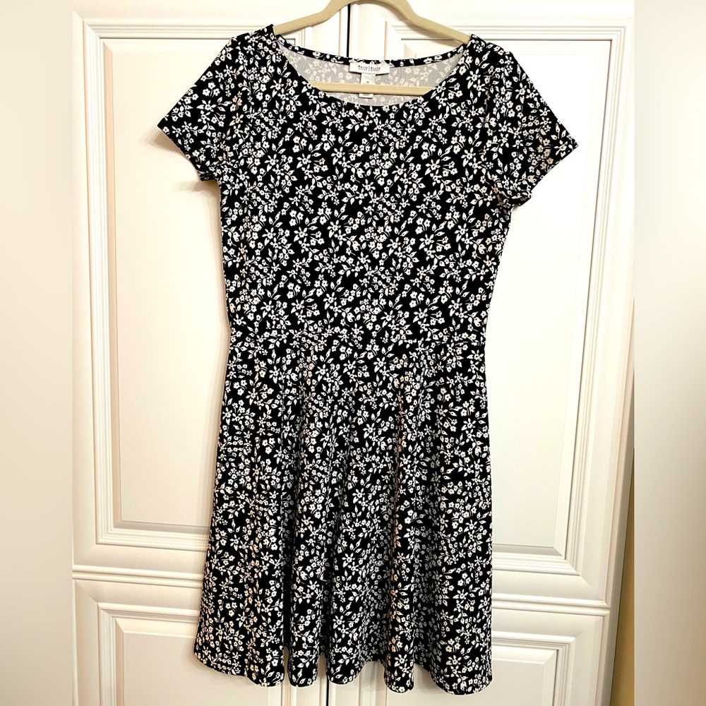 WH/BM Size 10 Black with White FlowersMidi Length Dress with Cap Sleeves